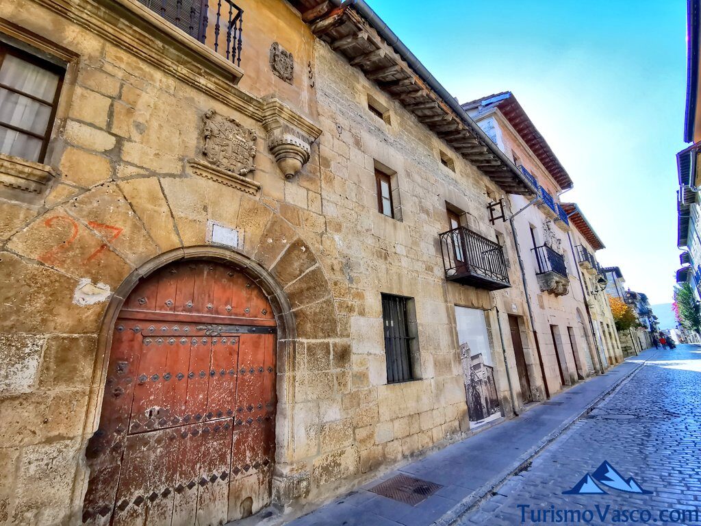 buildings of the main street of agurain, what to see in Agurain Salvatierra