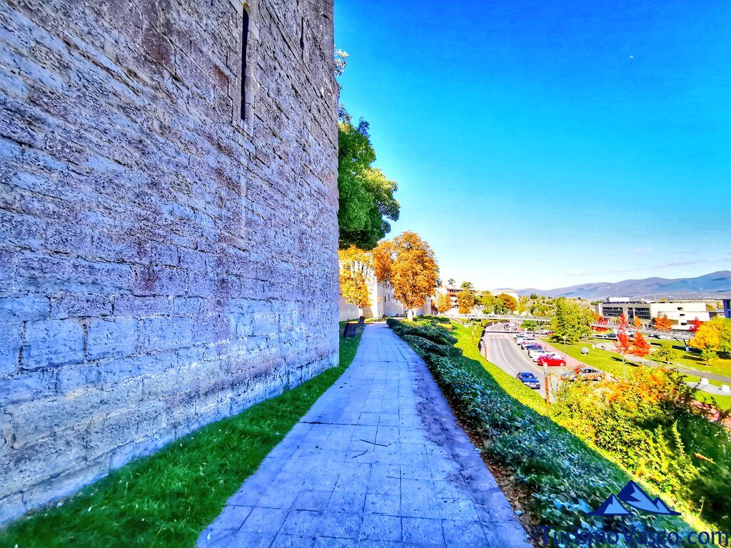 walk along the walls of agurain salvatierra, what to see in Agurain Salvatierra