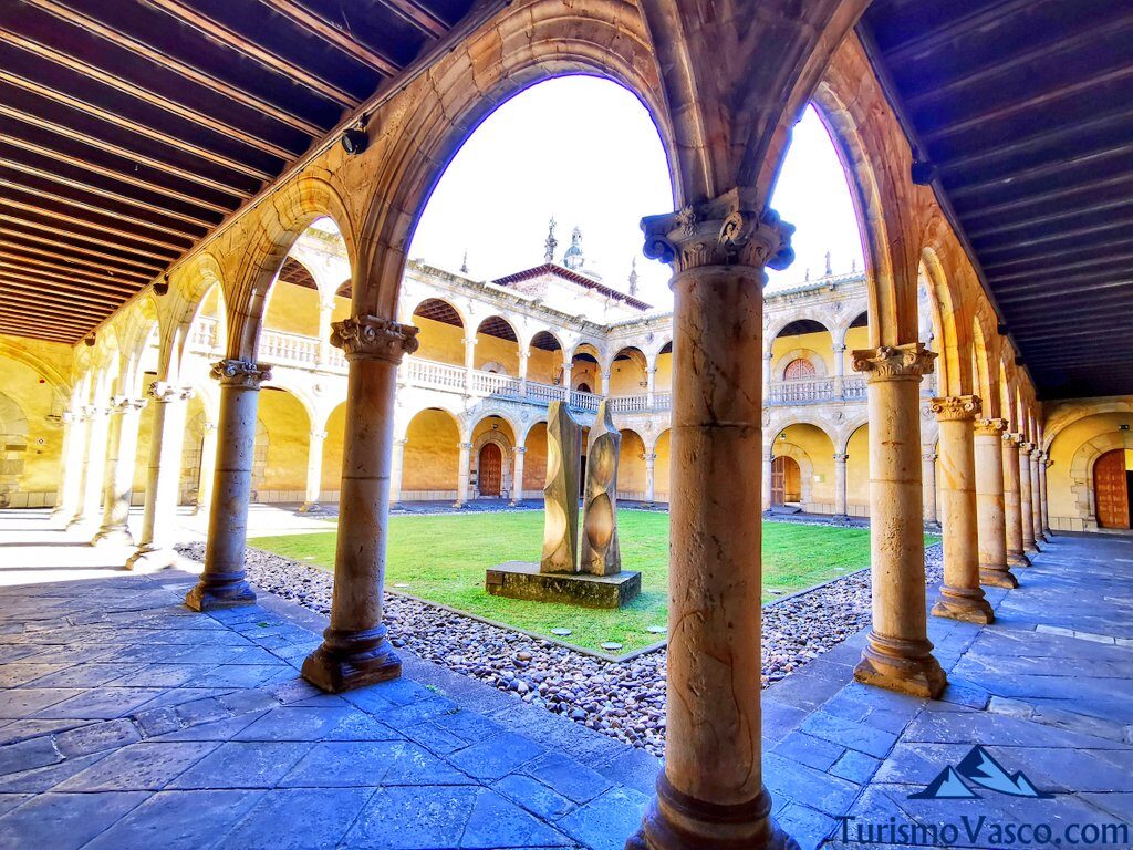 cloister of the sancti spiritus university of oñati, what to see in Oñati