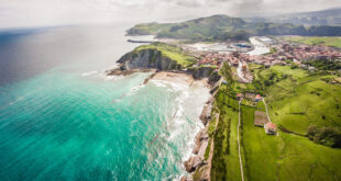 acantilados de zumaia desde el cielo, vuelos en helicoptero en Euskadi