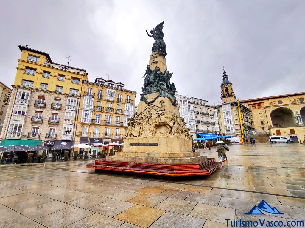 escultura de la plaza de la virgen blanca, qué ver en Vitoria Gasteiz