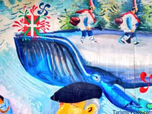 mural de ballena en san juan de luz, qué ver en San Juan de Luz