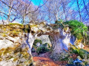 arco de zalamportillo en la sierra de entzia, araba, ruta laberinto de Arno