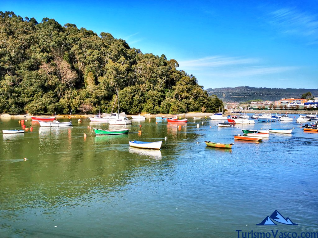 barcos en la ria de Plentzia