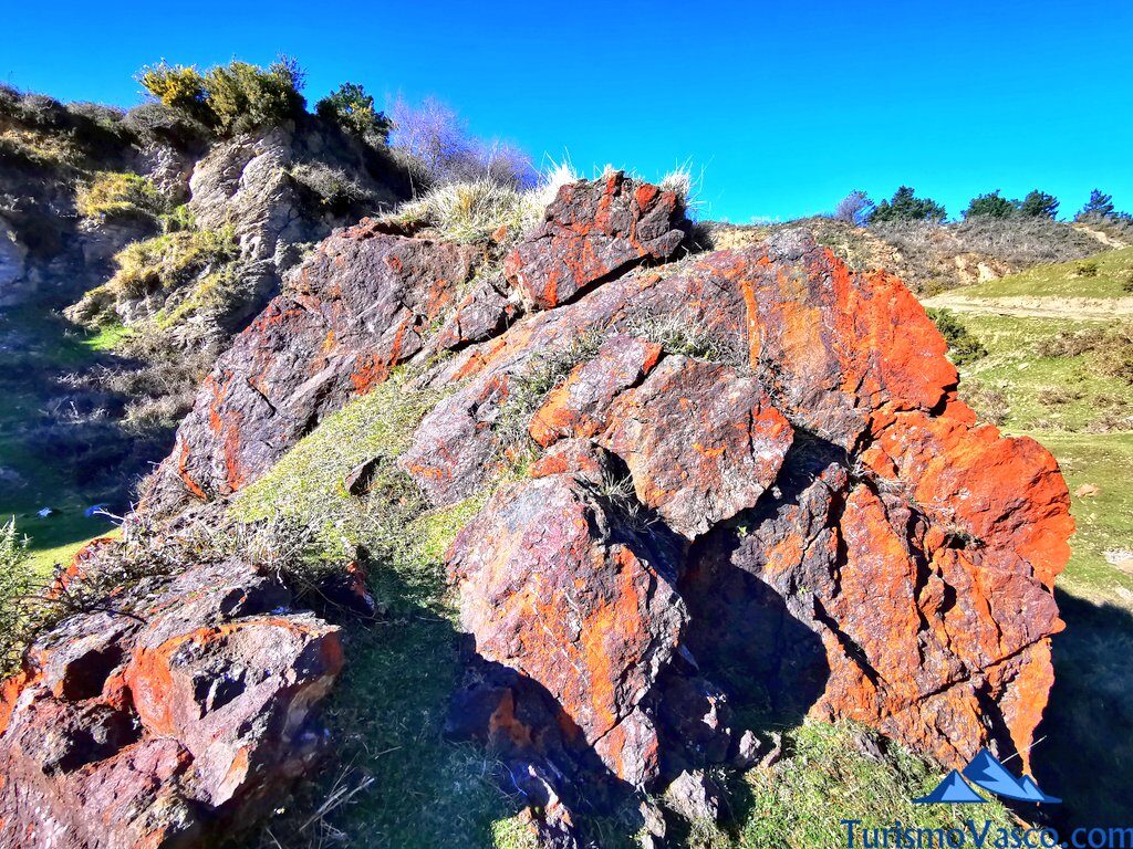 mineral rocks, route through the La Arboleda labyrinth, black rocks