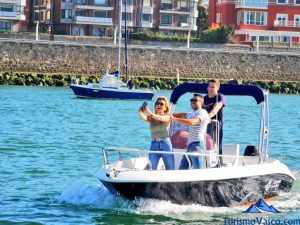 selfie en barco, instagram, alquiler de barco en Getxo, rutas en barco en Getxo