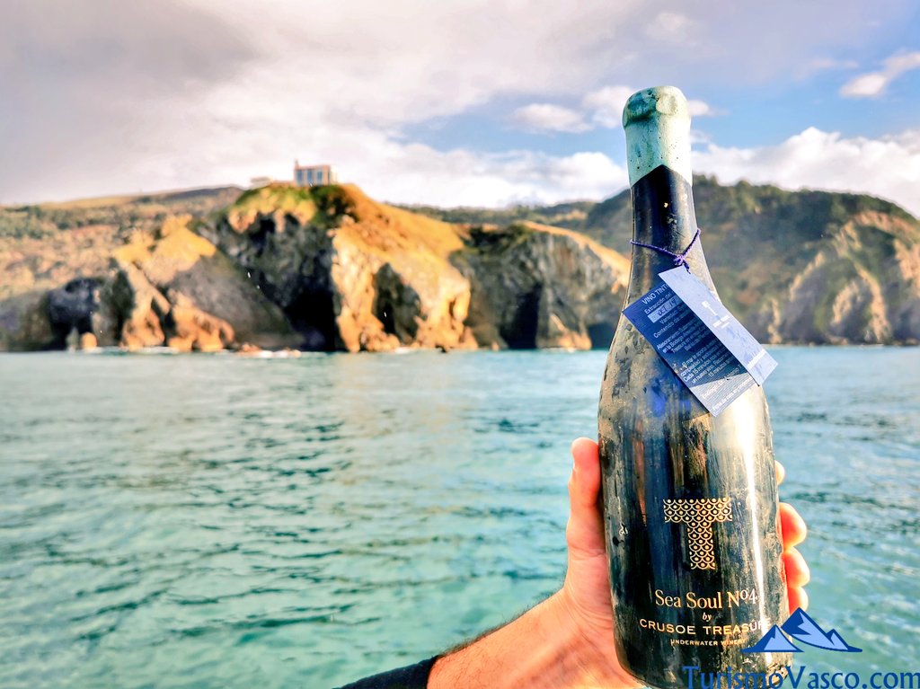 botella de la bodega submarina crusoe treasure en san juan de gaztelugatxe, visita guiada