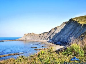playa de roca de geoparkea, sakoneta, deba