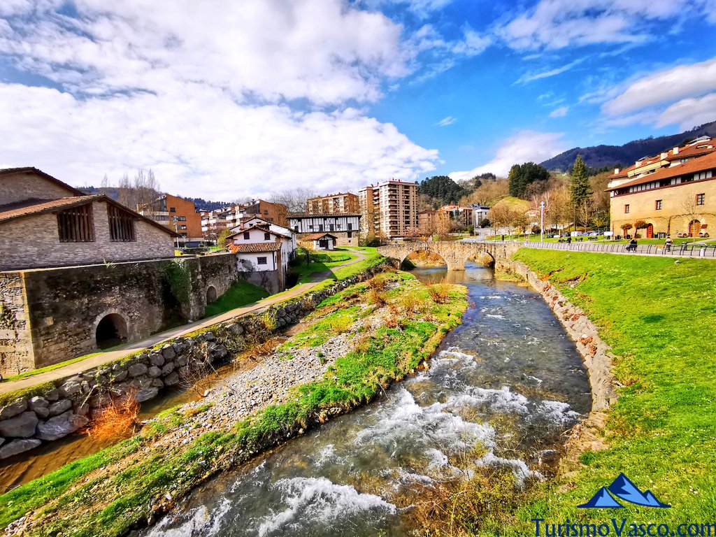 the Oria River as it flows past the Igartza historic complex, what to see in Beasain