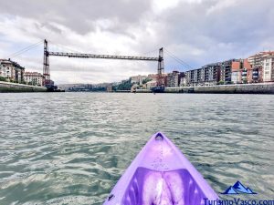 ruta en kayak en getxo, piragua bajo el puente bizkaia, puente colgante