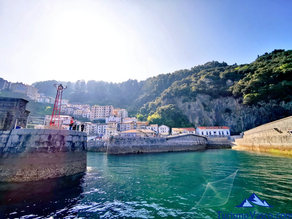 entrance to the port of Elantxobe, boat trip to Elantxobe