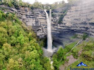salto de agua de gujuli, cascada de Gujuli Goiuri, gorbeia, araba