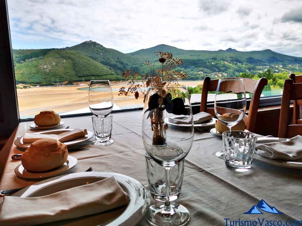 mesa con vistas a Urdaibai en el restaurante Portuondo de Mundaka