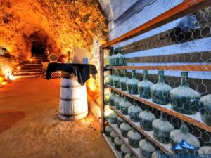 garrafas de vino en los tuneles subterraneos de laguardia, cueva, visitas guiadas en Laguardia, Rioja Alavesa
