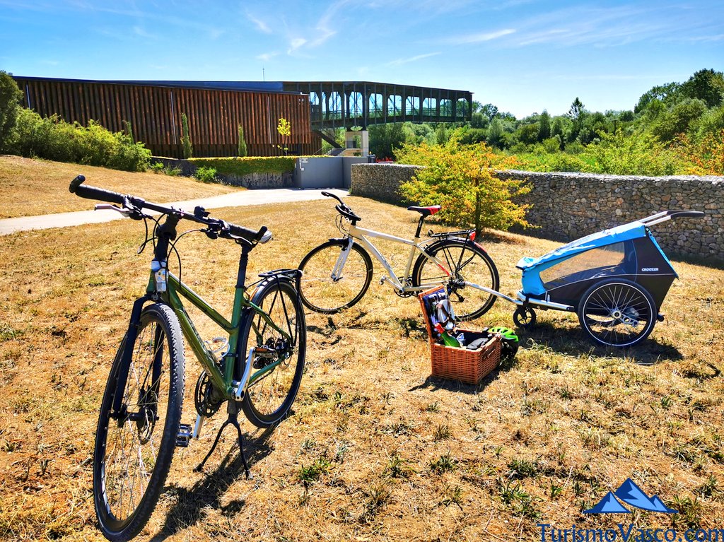 picnic y ruta en bici, alquiler de bicicleta en Vitoria Gasteiz, visita guiada en bicicleta en Vitoria Gasteiz