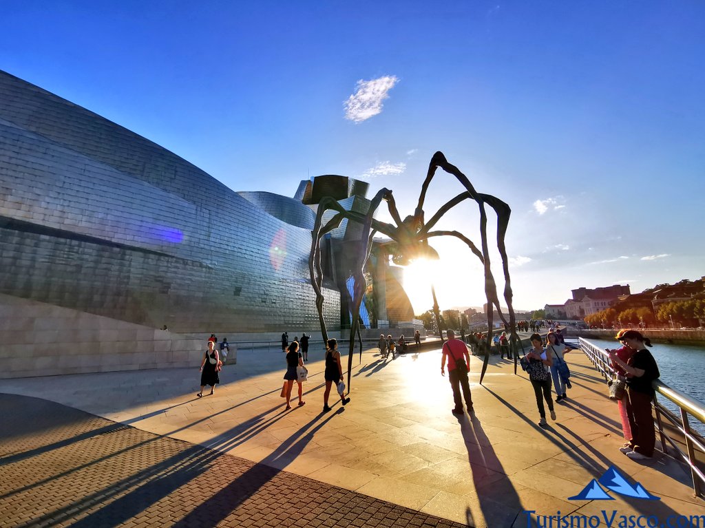 museo guggenheim y araña mama