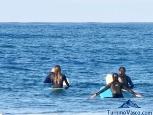 clases de surf en euskadi, campamento de surf en la costa vasca, bizkaia y gipuzkoa