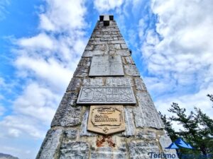 monumento de besaide en honor a los montañeros vascos fallecidos