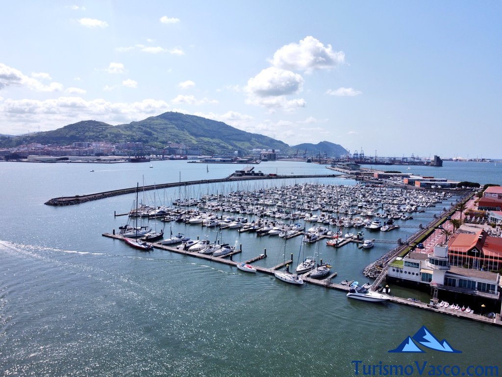 puerto deportivo de getxo y puerto de cruceros desde el dron
