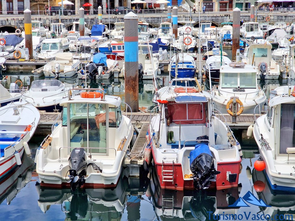 boats in the port of Bermeo, moorings in the port of Bermeo, boat rentals in Bermeo