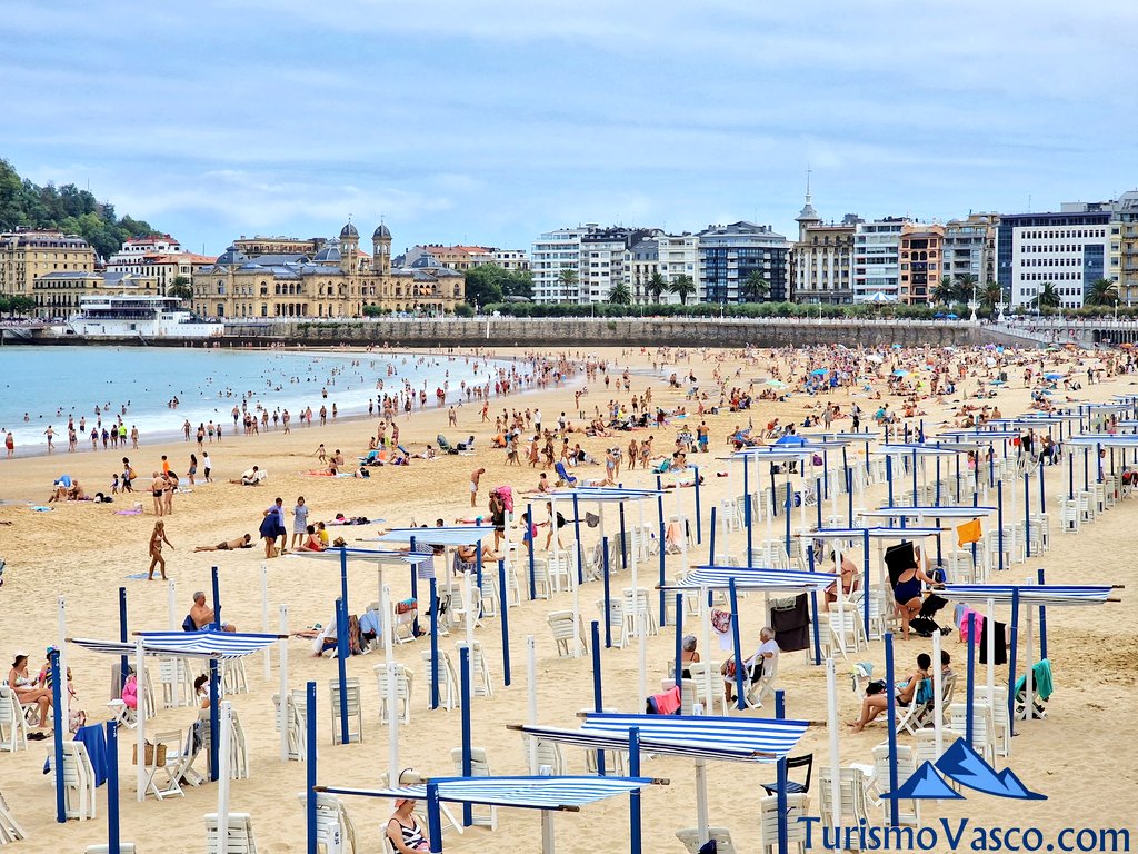 toldos de la playa de la concha, que ver en donostia san sebastian en 1 dia