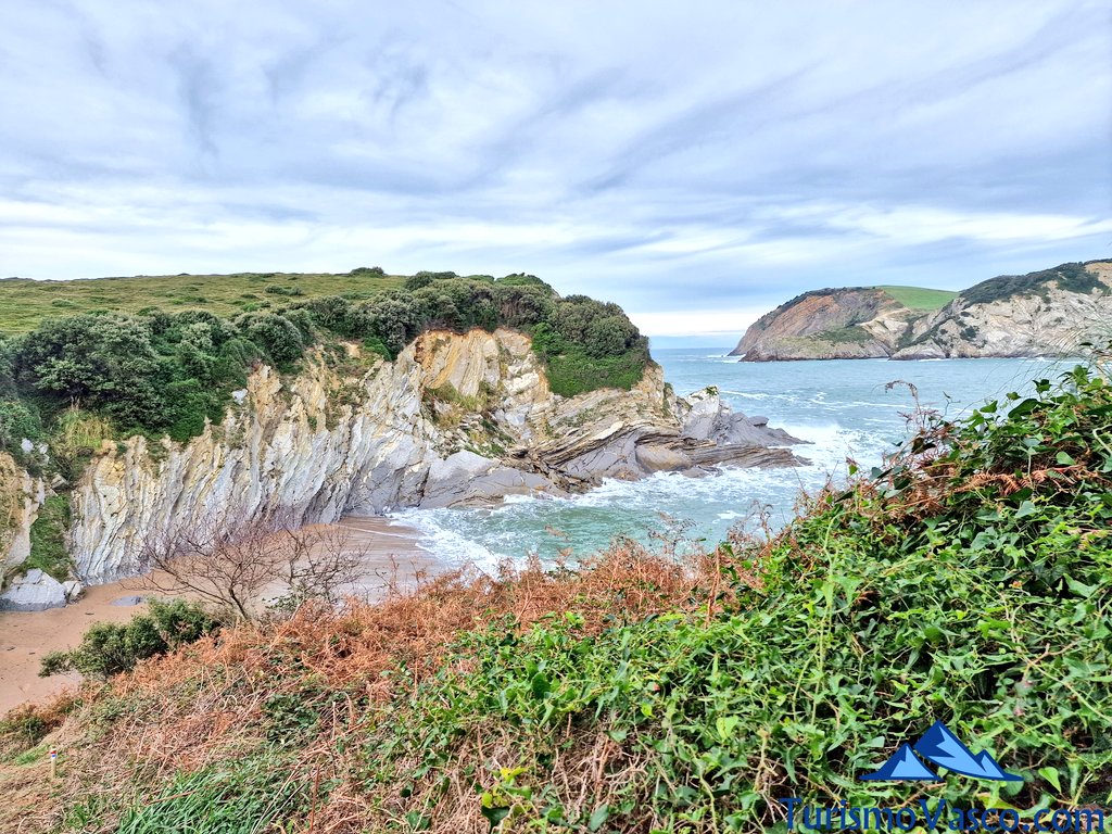 Tour of the Barrika Cliffs, Muriola Beach, guided tours in Barrika