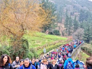 cientos de personas suben hasta la ermita de santa agueda de barakaldo, subida romeria tradicional a Santa Águeda en barakaldo