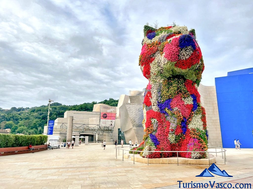Guided tours at the Guggenheim Museum, Puppy, the dog of Bilbao