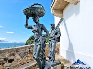escultura puerto viejo de algorta, tours turisticos, visitas guiadas en Getxo