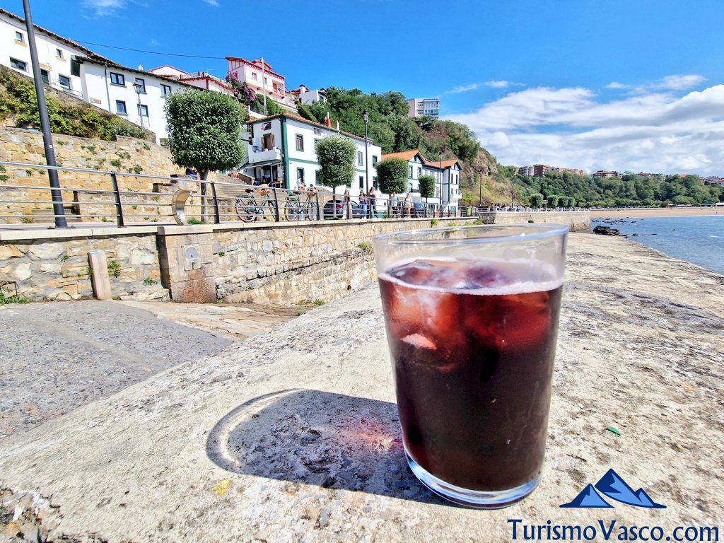 Kalimotxo in the Old Port of Algorta