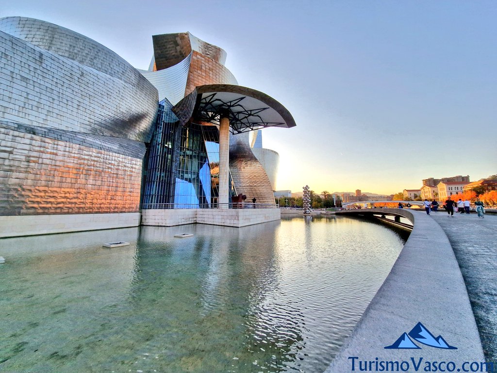 Walk along the Bilbao Estuary, visits to the Guggenheim Museum