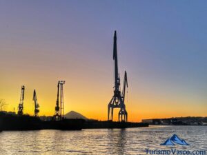 gruas ria de bilbao, ruta en barco al atardecer en bilbao, viaje en barco a san mames