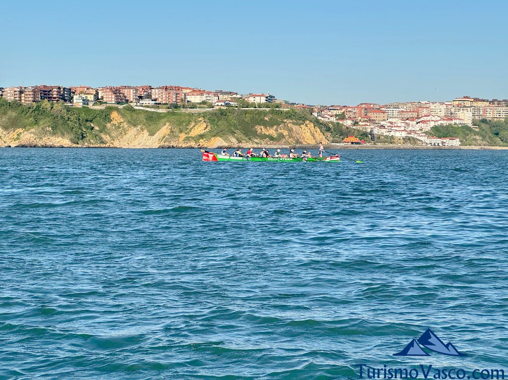 traineras en Getxo, acantilados, puerto viejo, costa vasca
