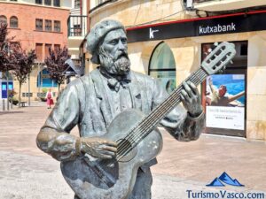 escultura de jose maria iparraguirre en Gernika, que ver gernika