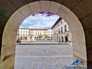 foru plaza, museo de la paz, que ver gernika
