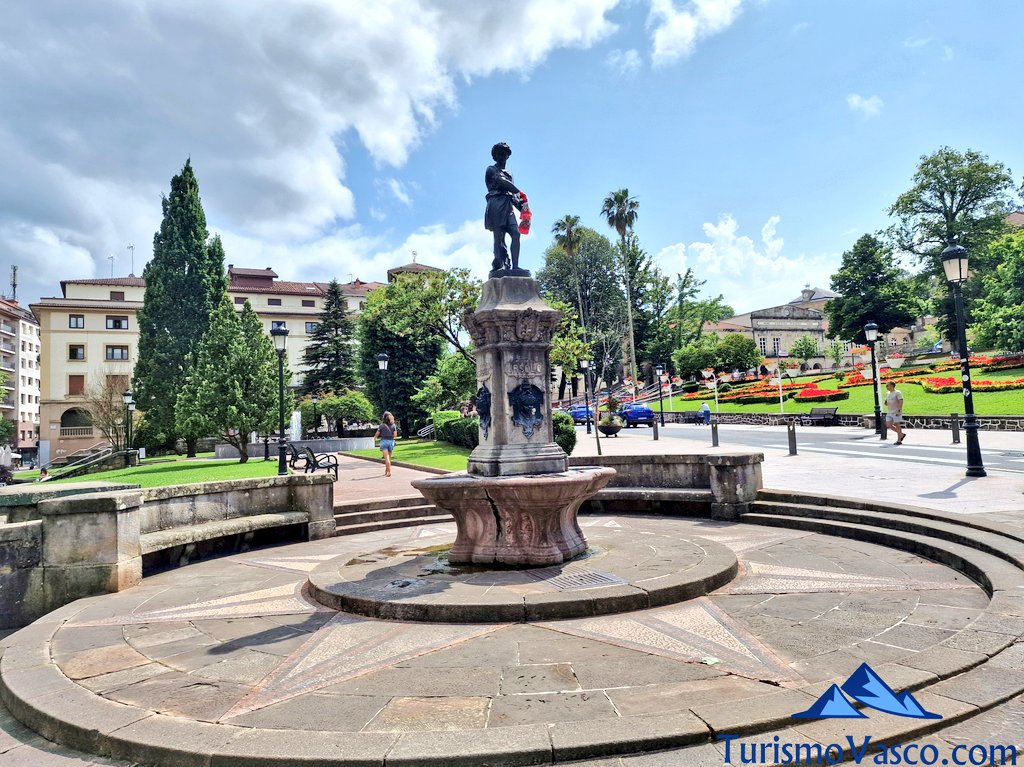 mercury fountain, what to see in Gernika, plaza