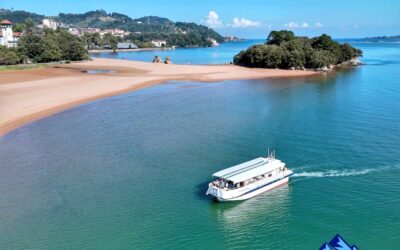 Ruta en barco en la ría de Urdaibai.