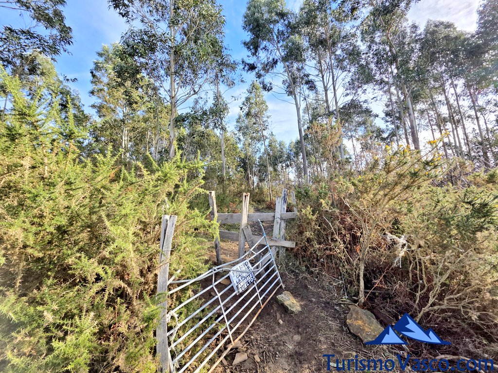 metal fence, Katillotxu route from Mundaka