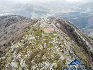 ermita santa eufemia de aulesti a vista de dron