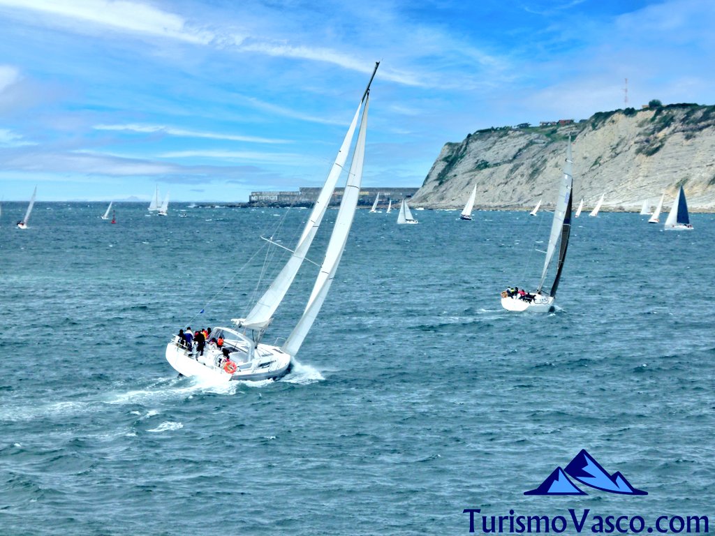 Regata en velero para grupos en costa vasca, team building para empresas en barco