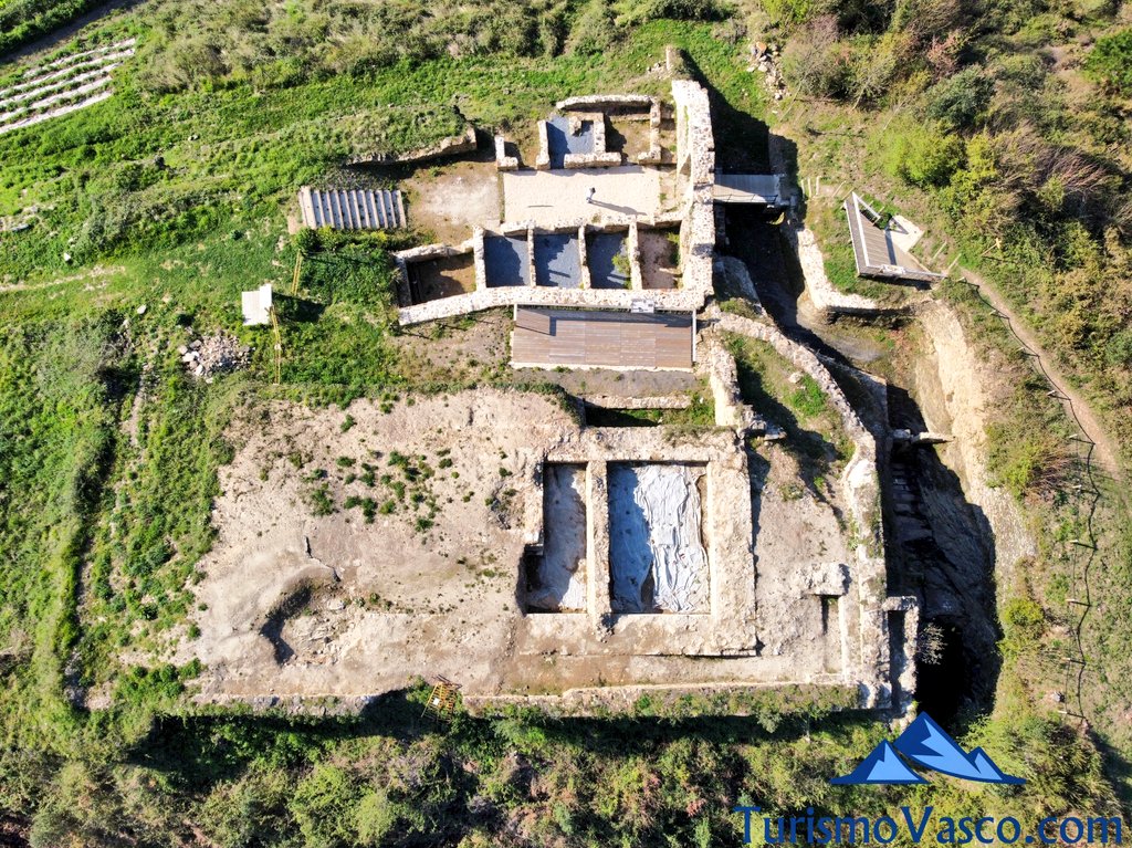 castillo de balmaseda a vista de dron, visitas guiadas en el castillo de balmaseda
