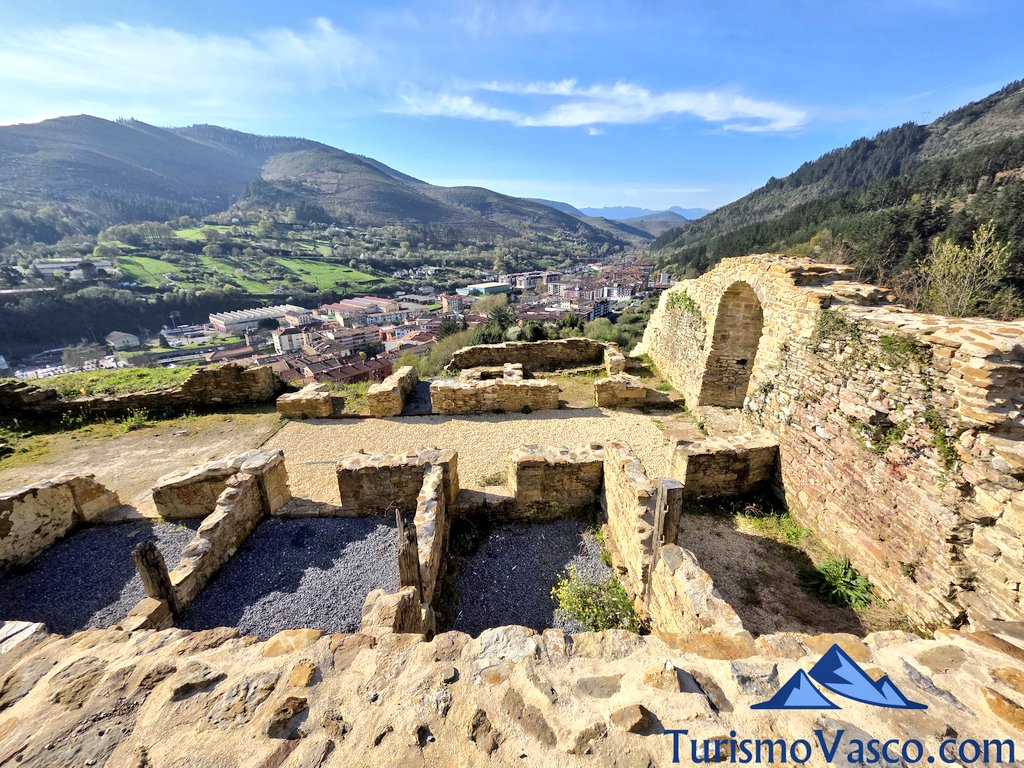 interior castillo de balmaseda