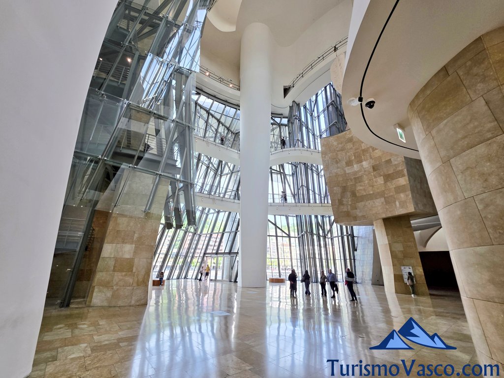 interior museo guggenheim bilbao, visitas guiadas para grupos en el museo guggehneim