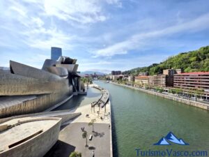 Guided tours in Bilbao and at the Guggenheim Museum Bilbao