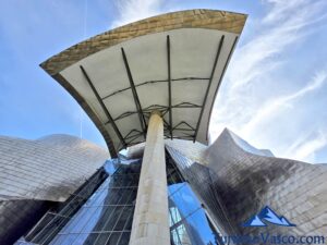 Group tours at the Guggenheim Museum Bilbao