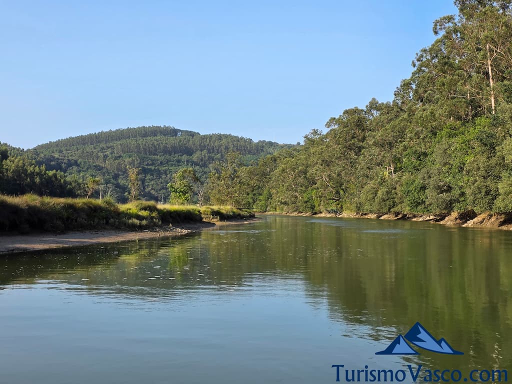 Boat tour along the Butron Estuary, Plentzia